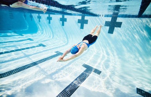 Pływanie a odchudzanie – czy basen to dobre miejsce na spalenie kilku kilogramów?
