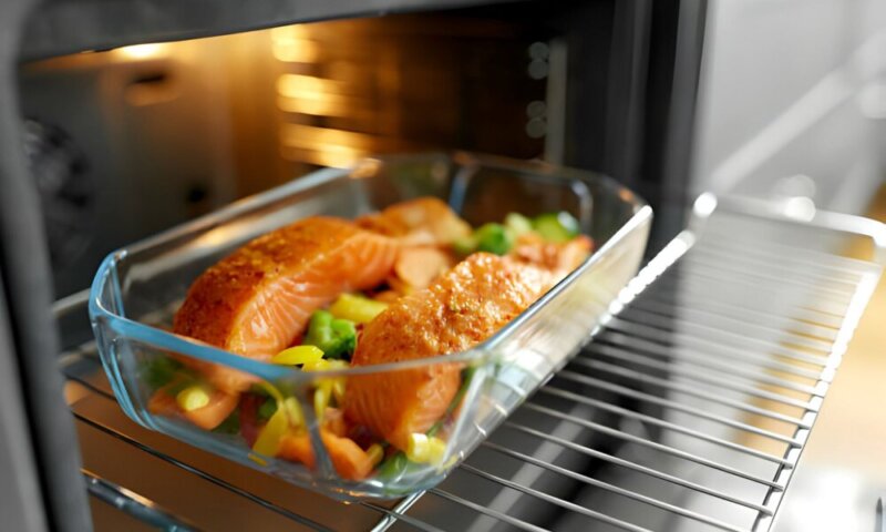Ile piec łososia? W jakiej temperaturze trzymać go w piekarniku?
